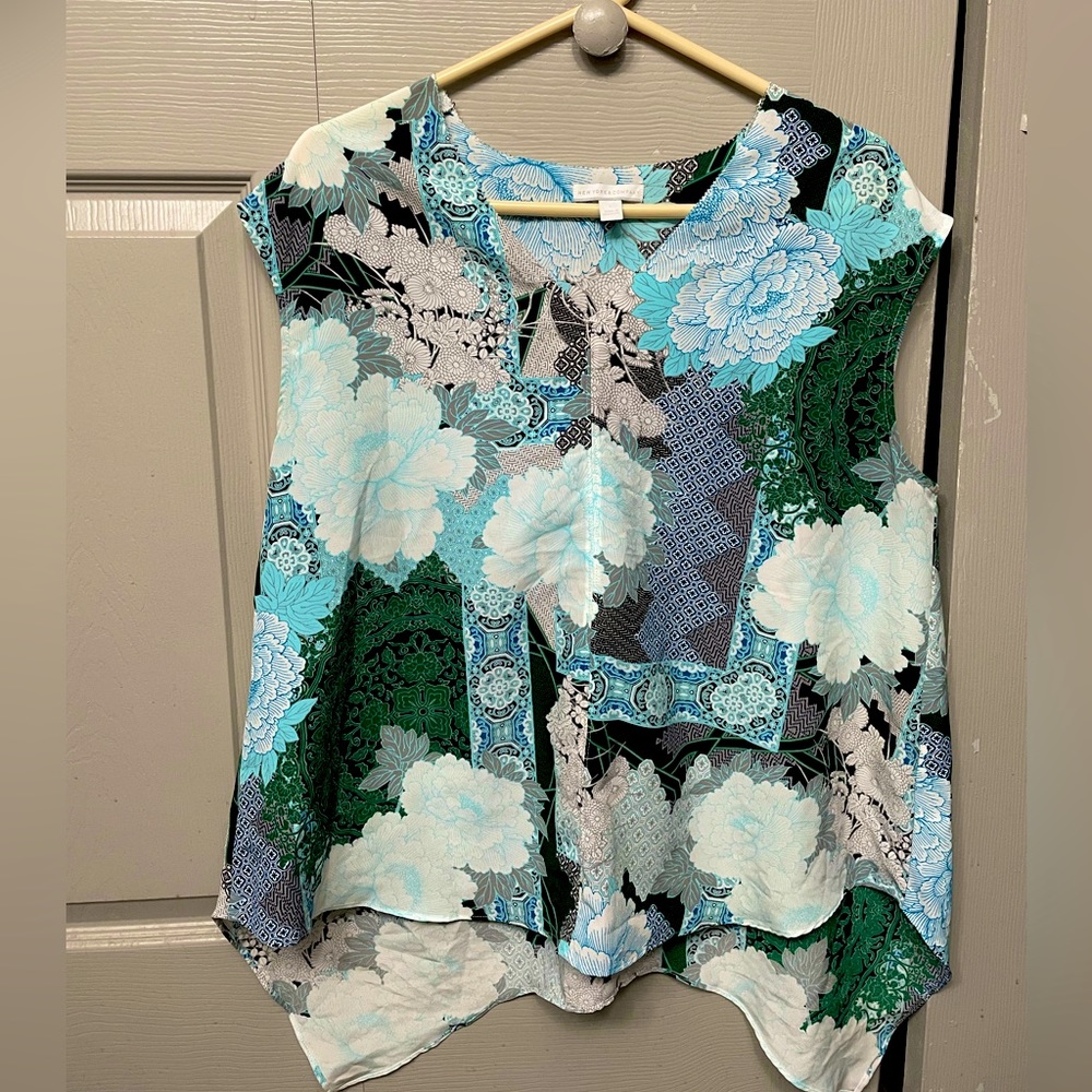 New York & Company floral lightweight sleeveless top. Women’s size Large NWOT